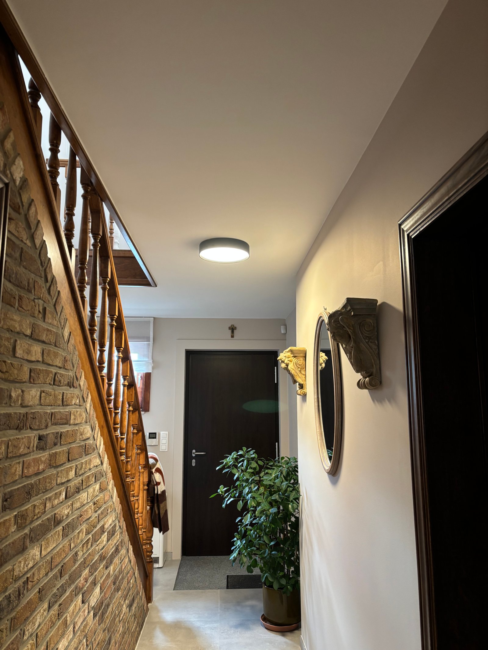 Inkomhal met nieuwe plafondverlichting